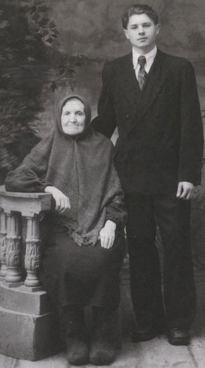 Матрена Степановна Васильева с сыном племянницы Евгением. 1954г.